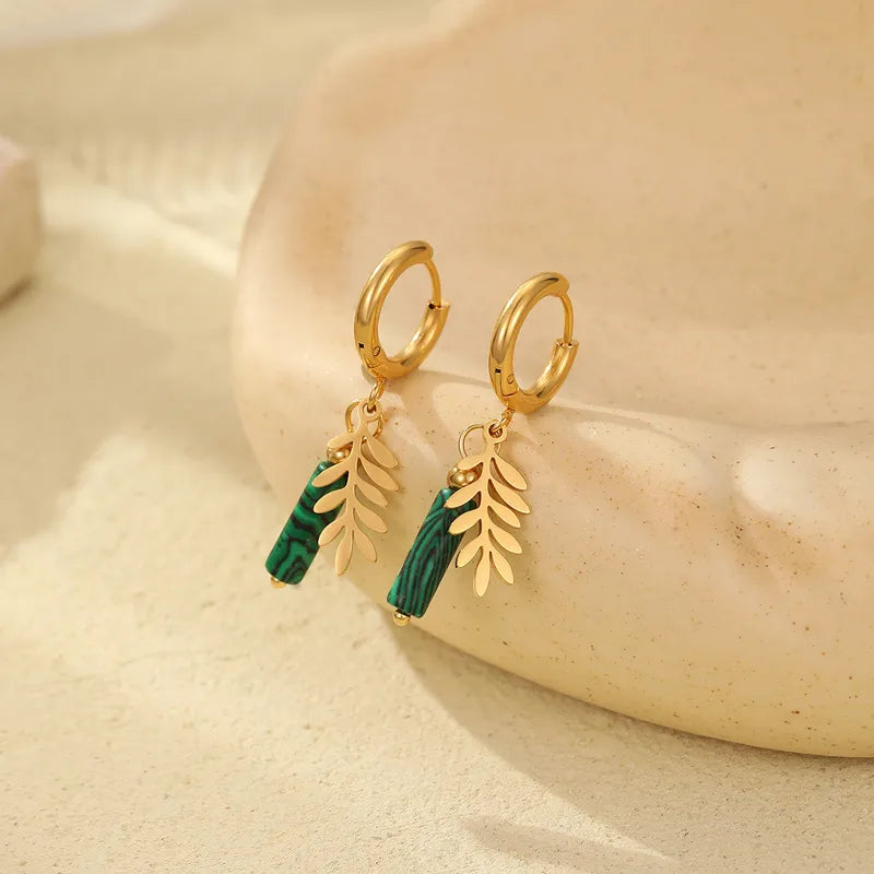 Gouden Olivia oorbellen met groen gestreept design en bladhangers, gemaakt van stainless steel, new arrival