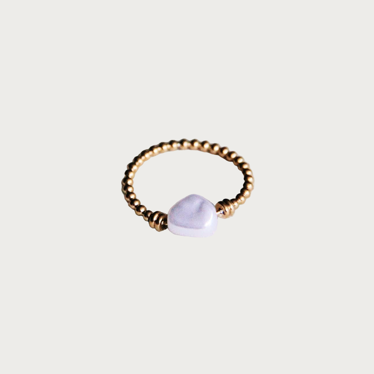 Goudkleurige stainless steel ring met parel. Stijlvolle damesring met parel in het midden, perfect als accessoire.