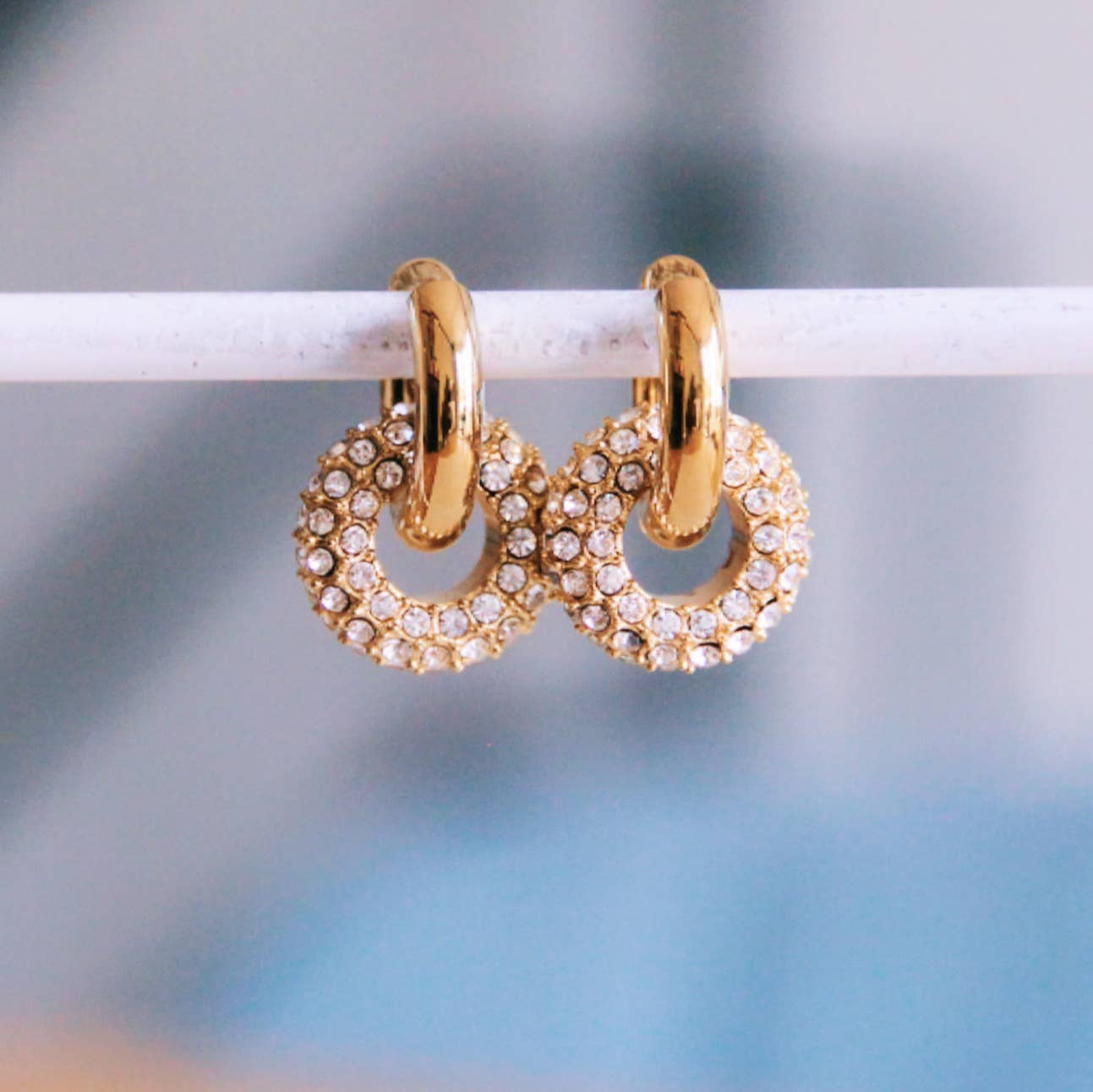 Gouden 'Shine Loop' oorbellen van stainless steel met glinsterende steentjes, elegante dames sieraden.