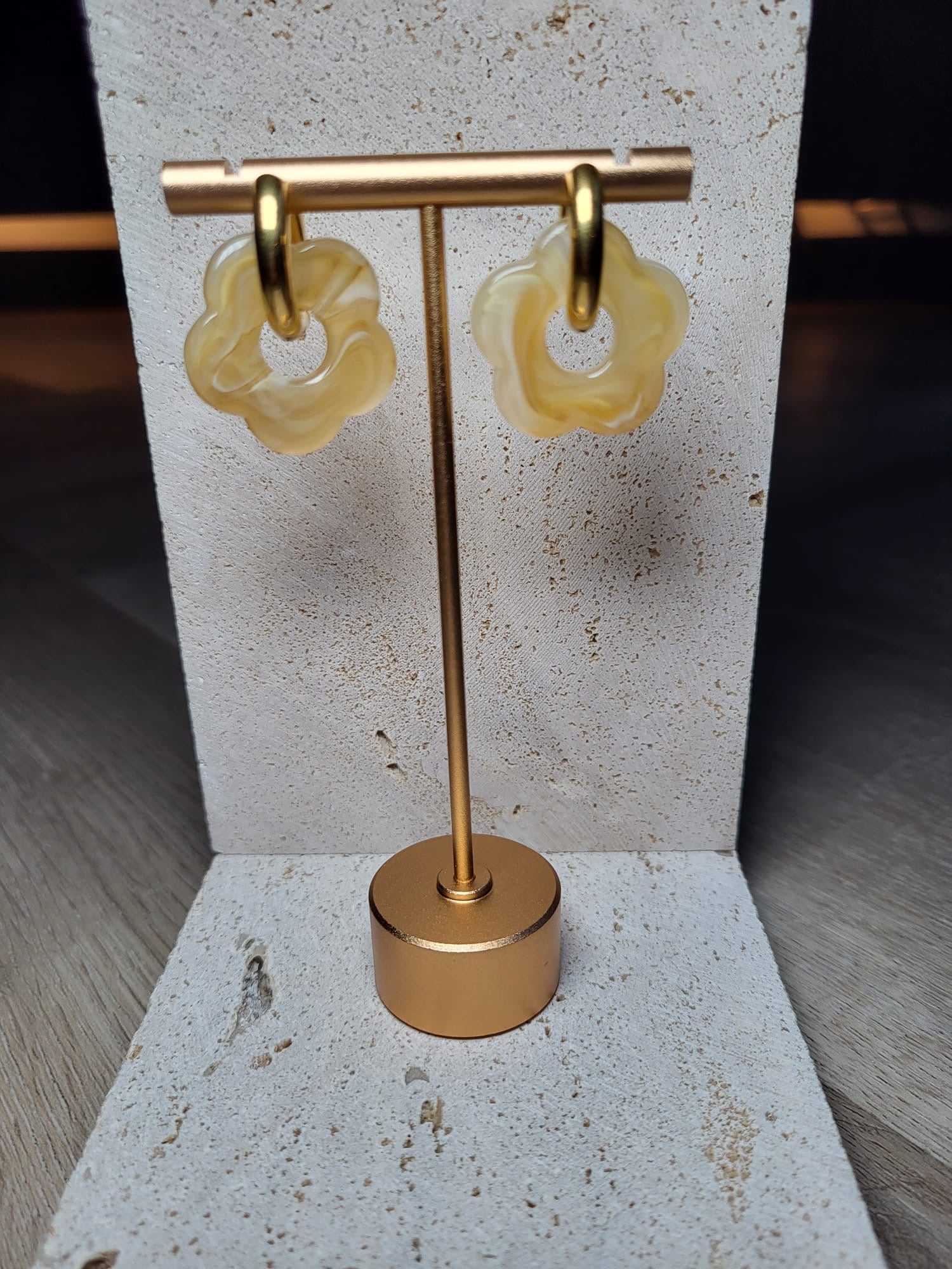 Rosy kakhi bloemige oorbellen met gouden details, modieuze sieraden, lichte, stijlvolle hanger oorbellen