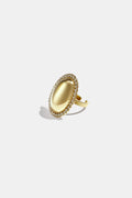 Ovale statement ring omringd met steentjes