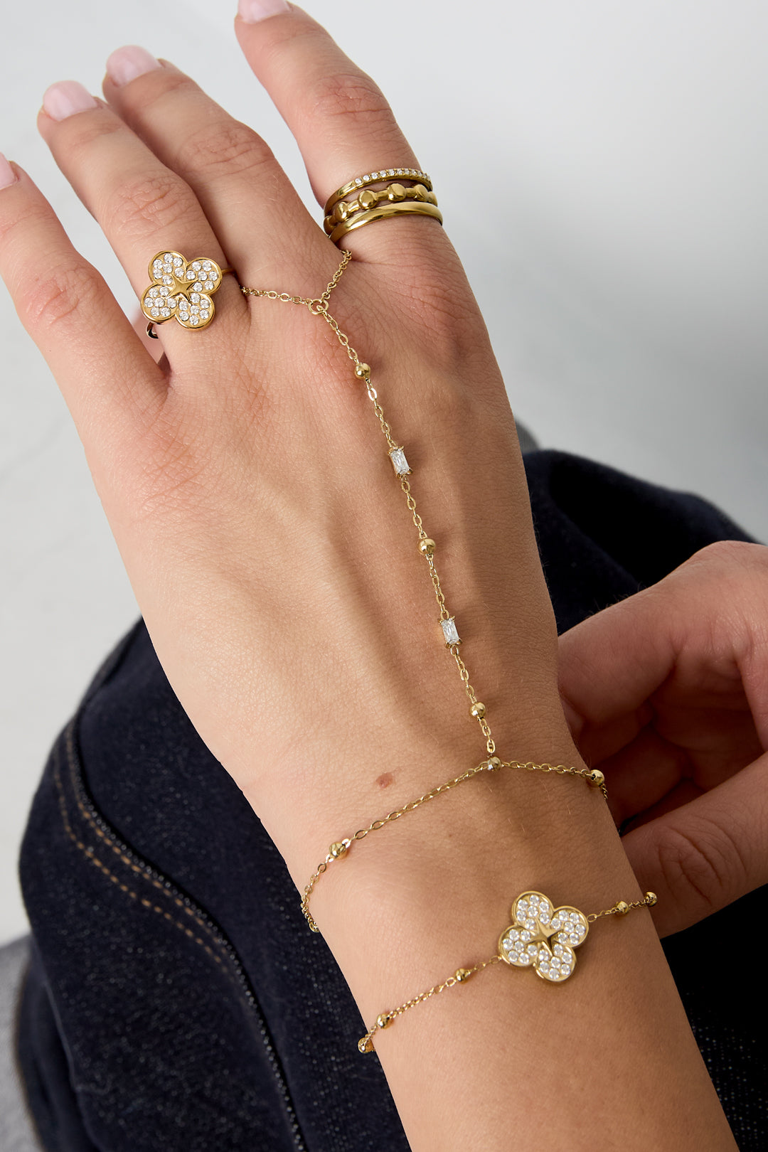 Handchain met bolletjes en rechthoekige steentjes