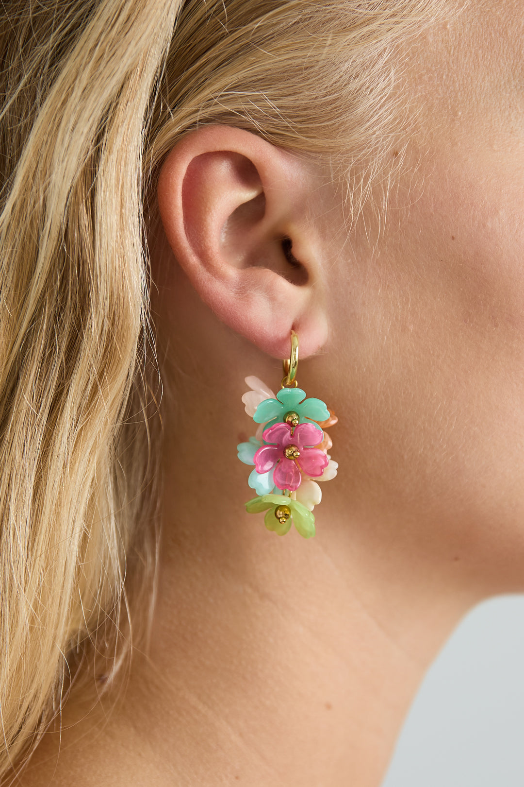 Oorringetjes met hangende krans bloemen