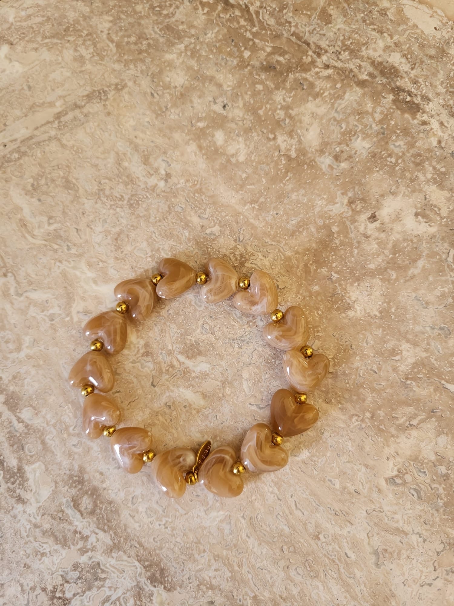 Milena hartjes armband in kakhi met gouden kralen, gemaakt van stainless steel voor dames.