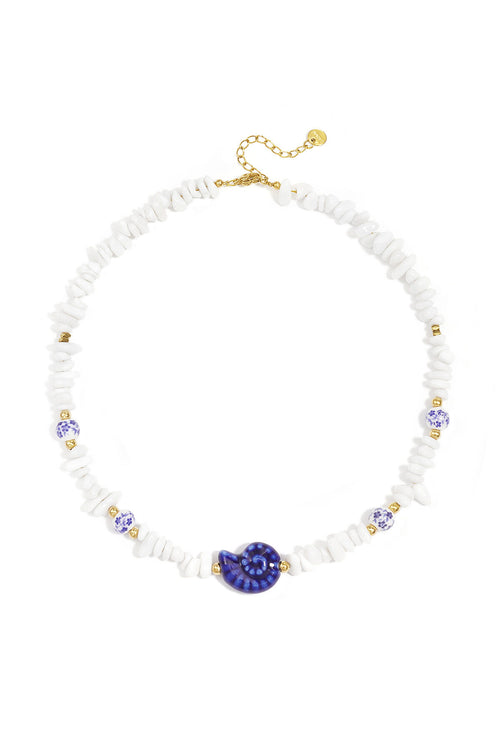 Ketting met stenen kralen, witte kralen met blauwe bloemetjes en statement schelp