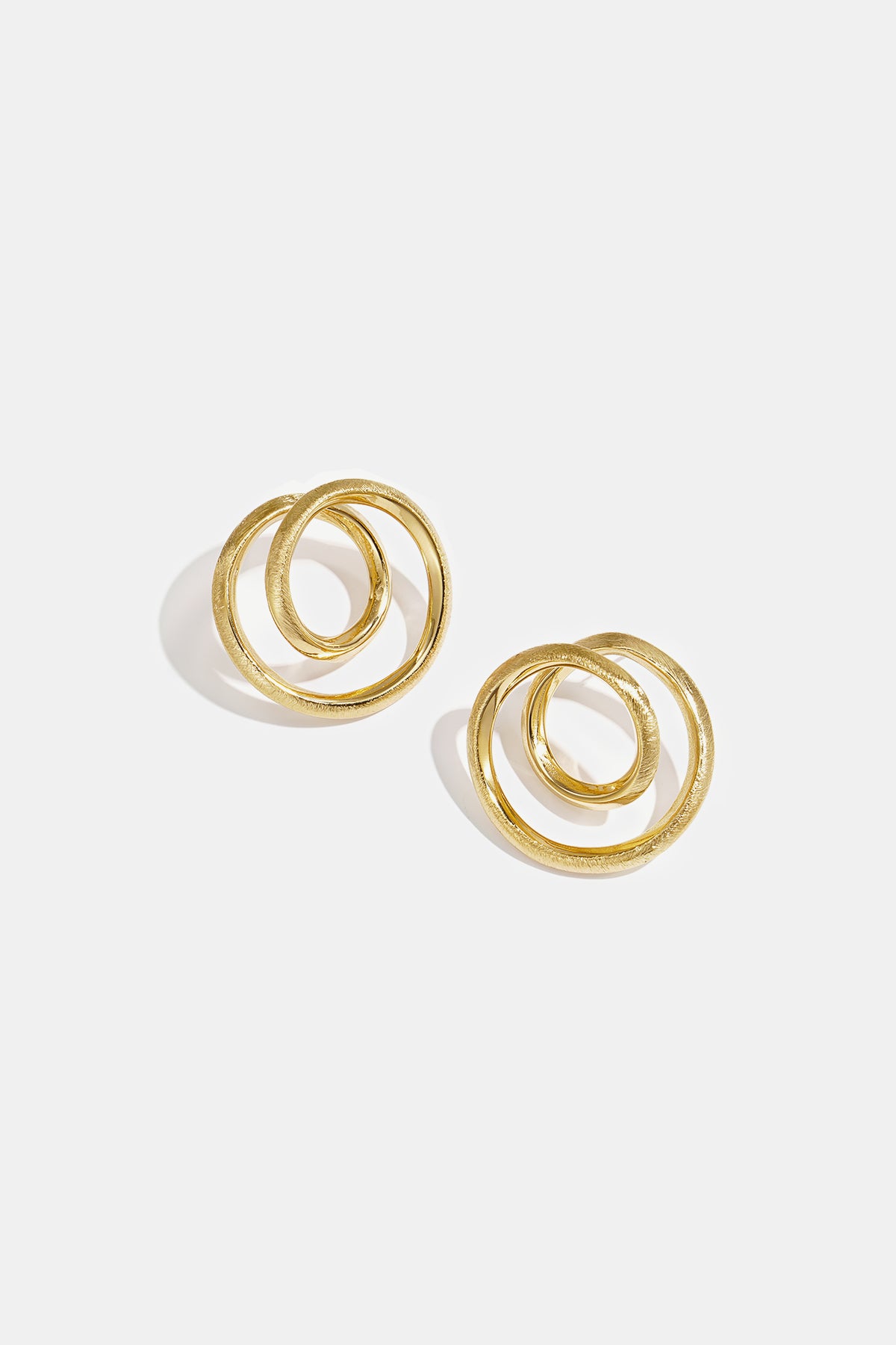 Gouden statement oorbellen voor vrouwen, gemaakt van roestvrij staal met dubbele cirkels, casual en elegant.
