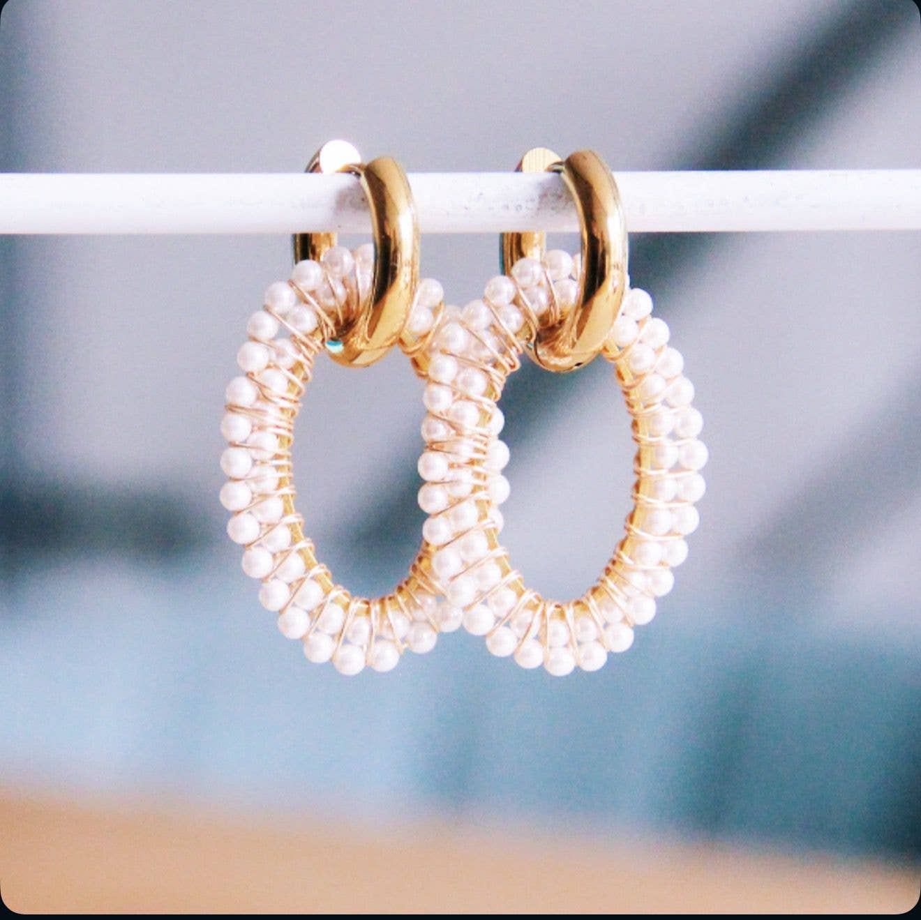 Gouden stainless steel oorbellen met pareltjes, 'Pearl Loop' creolen voor dames