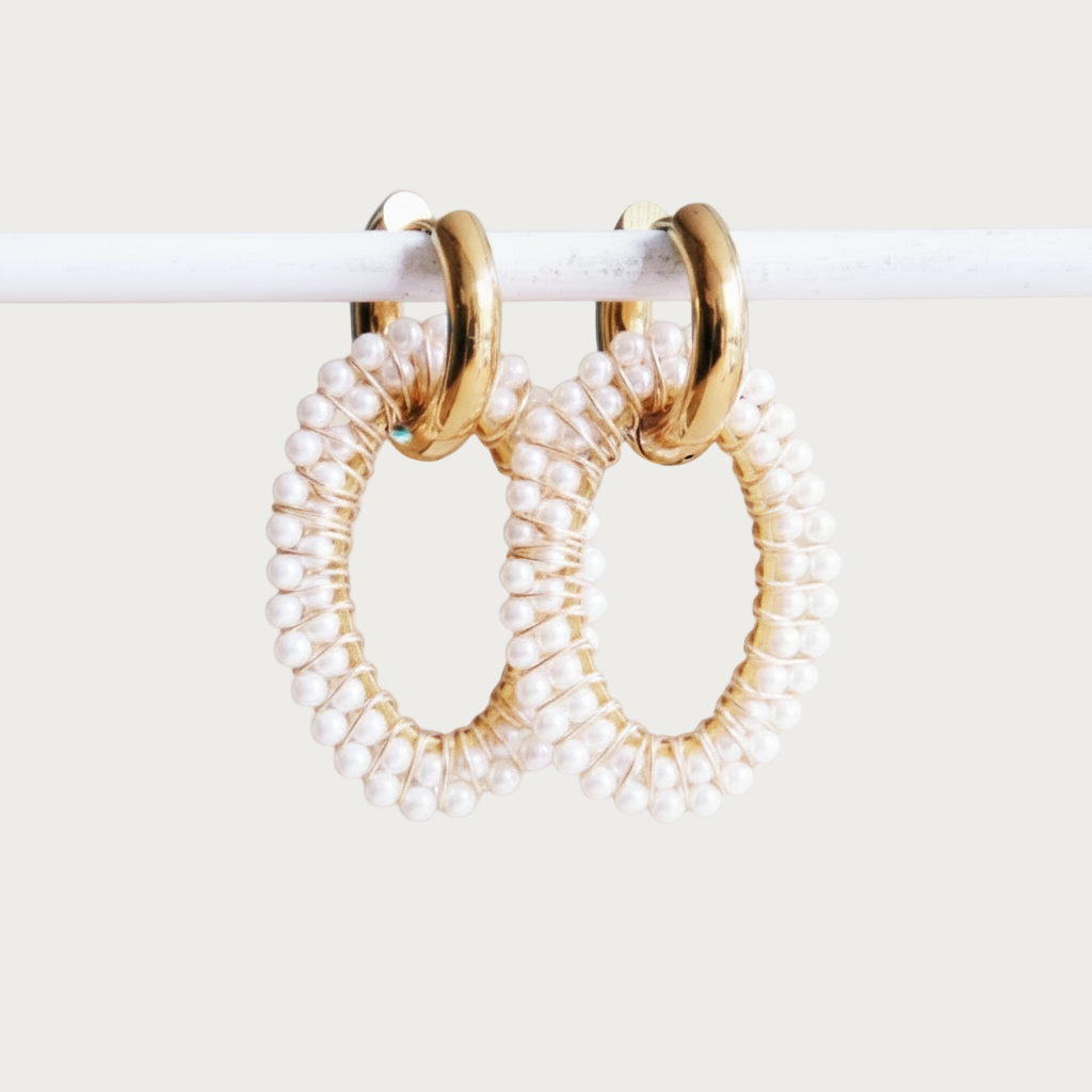 Gouden Pearl Loop oorbellen van stainless steel, versierd met kleine witte parels rond de ovalen hoepels