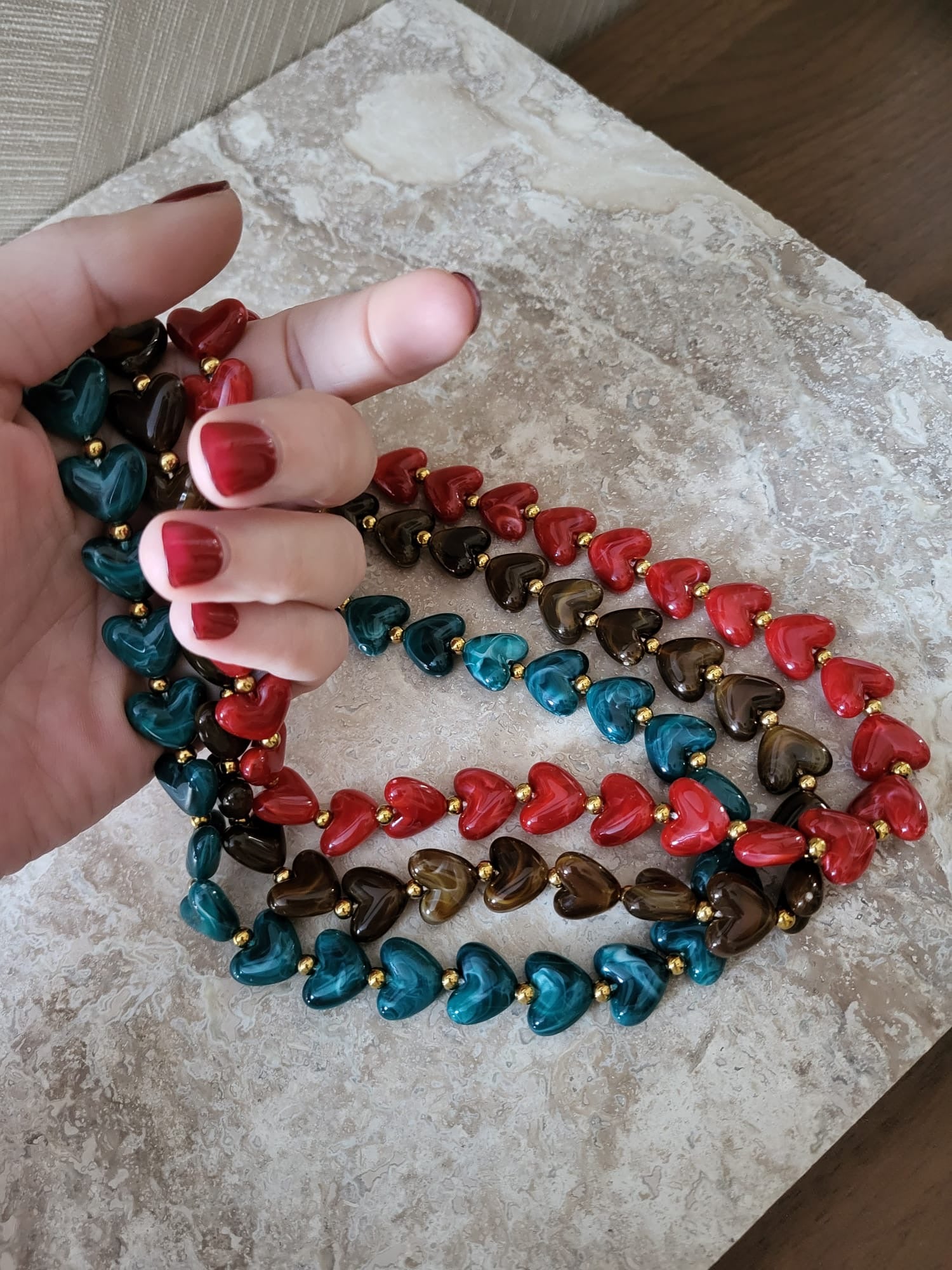 Milena hartjes ketting bruin rvs, sieraden met gekleurde hartjes in rood, bruin en blauw groen
