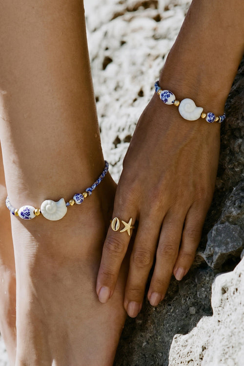 Armband van touw met schelp en kralen met bloemdesign