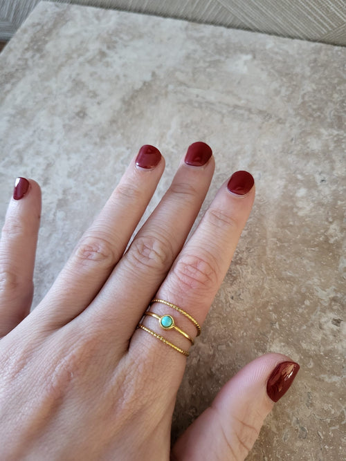 Gouden ring met turkooizen natuursteen op vinger, gemaakt van stainless steel sieraden