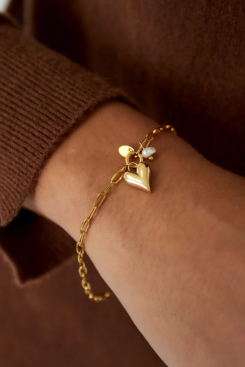 Gouden schakelarmband met hartjes bedel en parels van stainless steel om dames pols