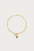 Gouden Adore Charm armband van stainless steel met hartje en parel hanger, glanzende schakels.