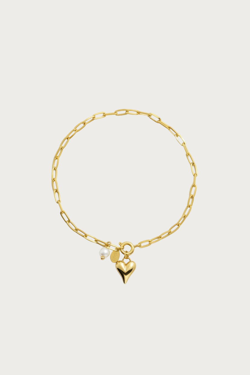 Gouden Adore Charm armband van stainless steel met hartje en parel hanger, glanzende schakels.