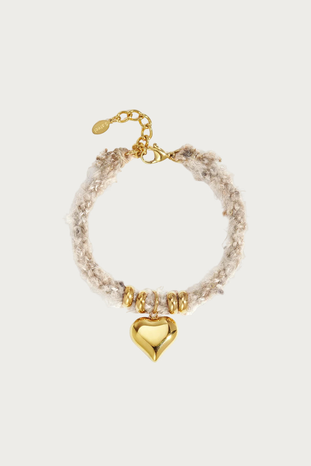 Beige Amante hartjes armband van roestvrij staal met gouden hart hanger en goudkleurige kralen.