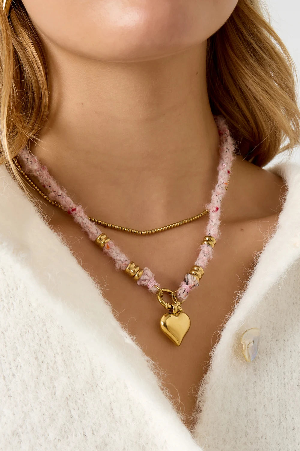 Roze ketting met gouden hart hanger en stainless steel beads. Trendy dames sieraad voor elke outfit.