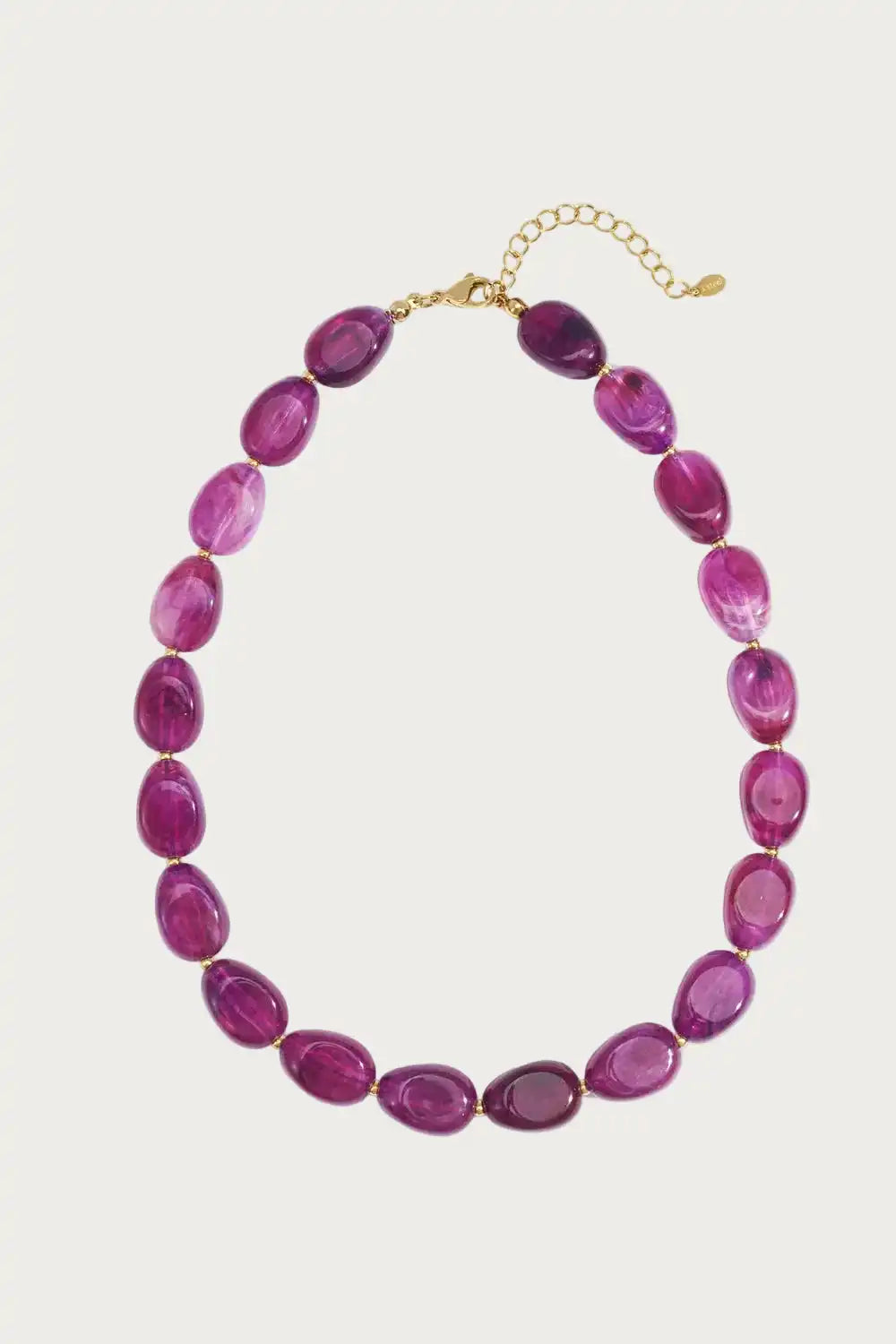 Amara – Ketting – Purple – Stainless Steel met paarse kralen en goudkleurige sluiting. Statement ketting van Jewellery by Mae.