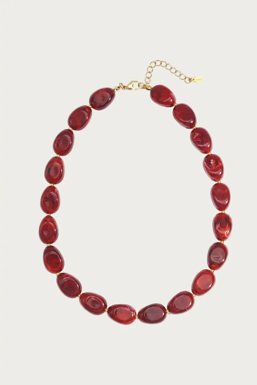 Amara – Ketting – Ruby Red – Stainless Steel met ovale rode kralen en goudkleurige sluiting. Statement sieraad uit de Jewellery by Mae collectie.