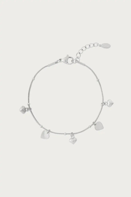 Zilveren armband met hartjes-bedels van roestvrij staal, met verstelbare sluiting. Sieradencollectie dames.