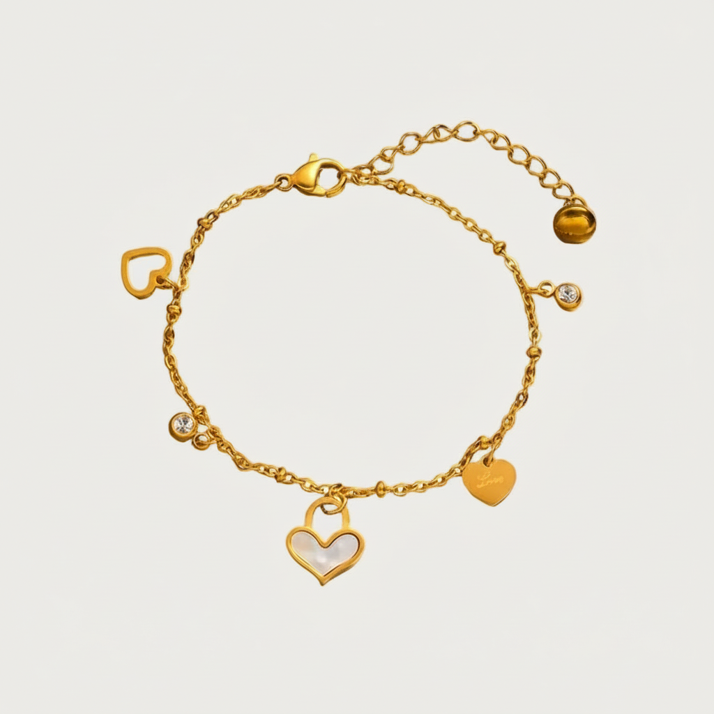 Gouden Amora armband van stainless steel met hartjes bedeltjes, parelmoer inleg en sprankelende steentjes.