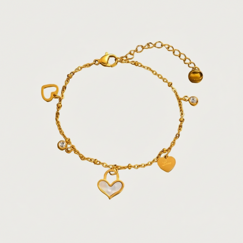 Gouden Amora armband van stainless steel met hartjes bedeltjes, parelmoer inleg en sprankelende steentjes.
