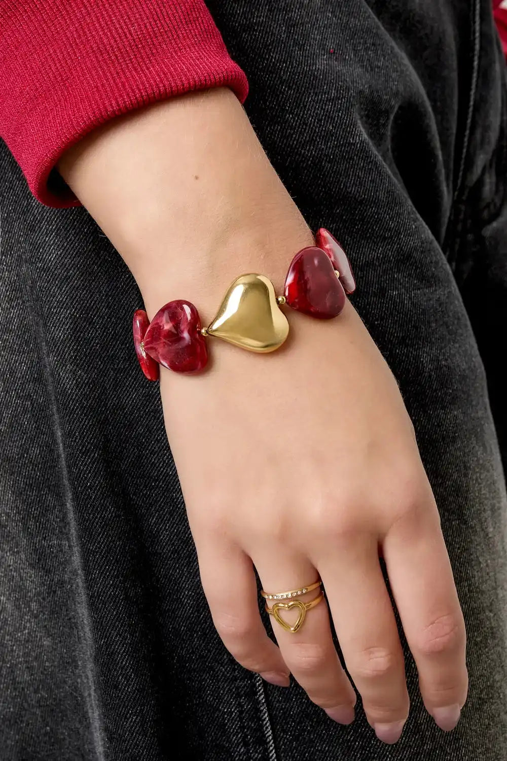Amora Red hartjes armband van stainless steel met gouden en rode marmeren harten om een pols