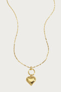 Gouden hartjes ketting van stainless steel met gedraaide schakel en ronde hanger, elegant sieraad voor dames.
