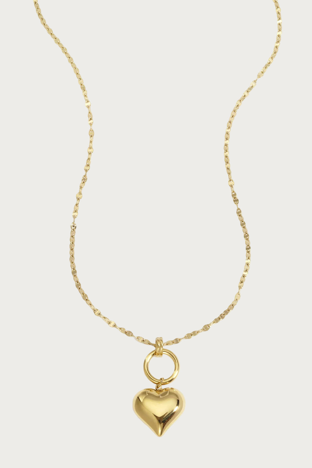Gouden hartjes ketting van stainless steel met gedraaide schakel en ronde hanger, elegant sieraad voor dames.