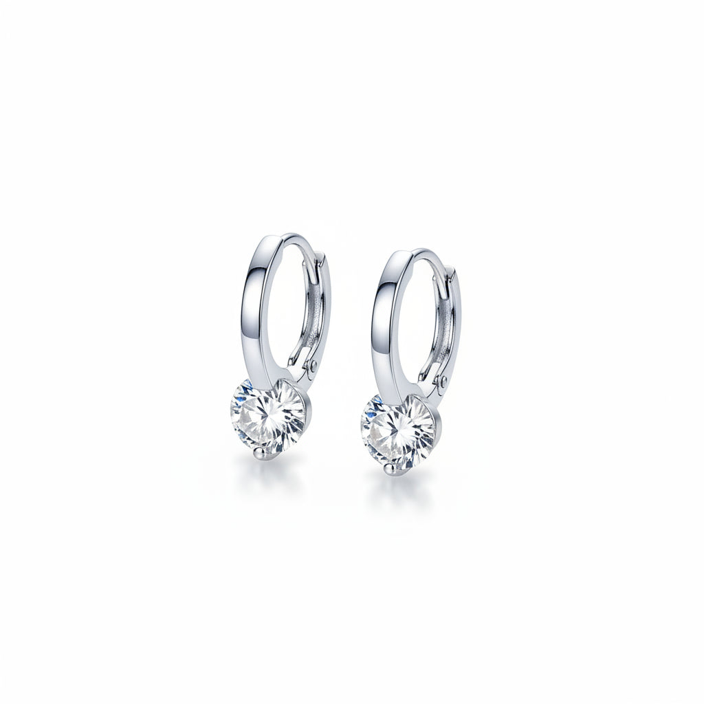 Twee glimmende zilverkleurige Aurelia oorringen van stainless steel met sprankelende zirkoon steen aan de onderkant