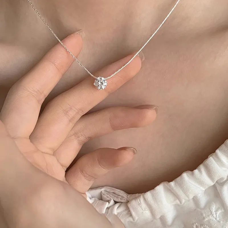 Glanzende Aurelia ketting van stainless steel met een fonkelende solitaire zirkoon hanger op de huid, elegante dames ketting.