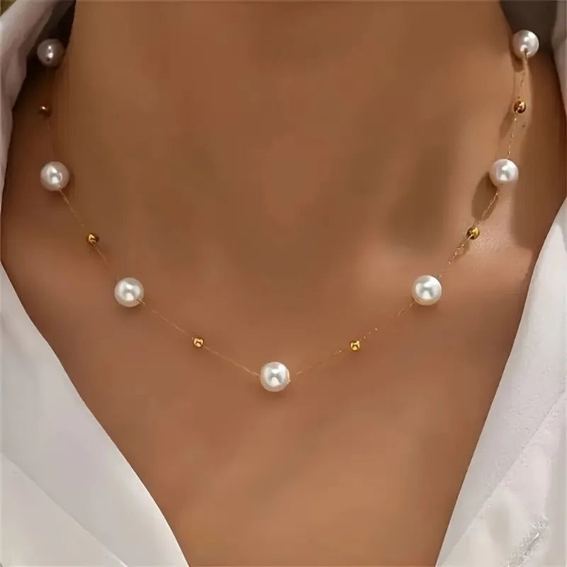 Elegante ketting met imitatie parels en gouden accenten op een transparante lijn, perfect voor dagelijks gebruik en feesten.