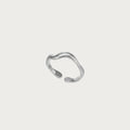 Zilveren roestvrijstalen Ayla ring met golvend design, modern sieraad, duurzame dames accessoire, minimalistisch