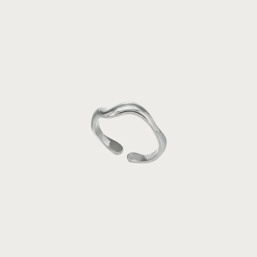 Zilveren roestvrijstalen Ayla ring met golvend design, modern sieraad, duurzame dames accessoire, minimalistisch