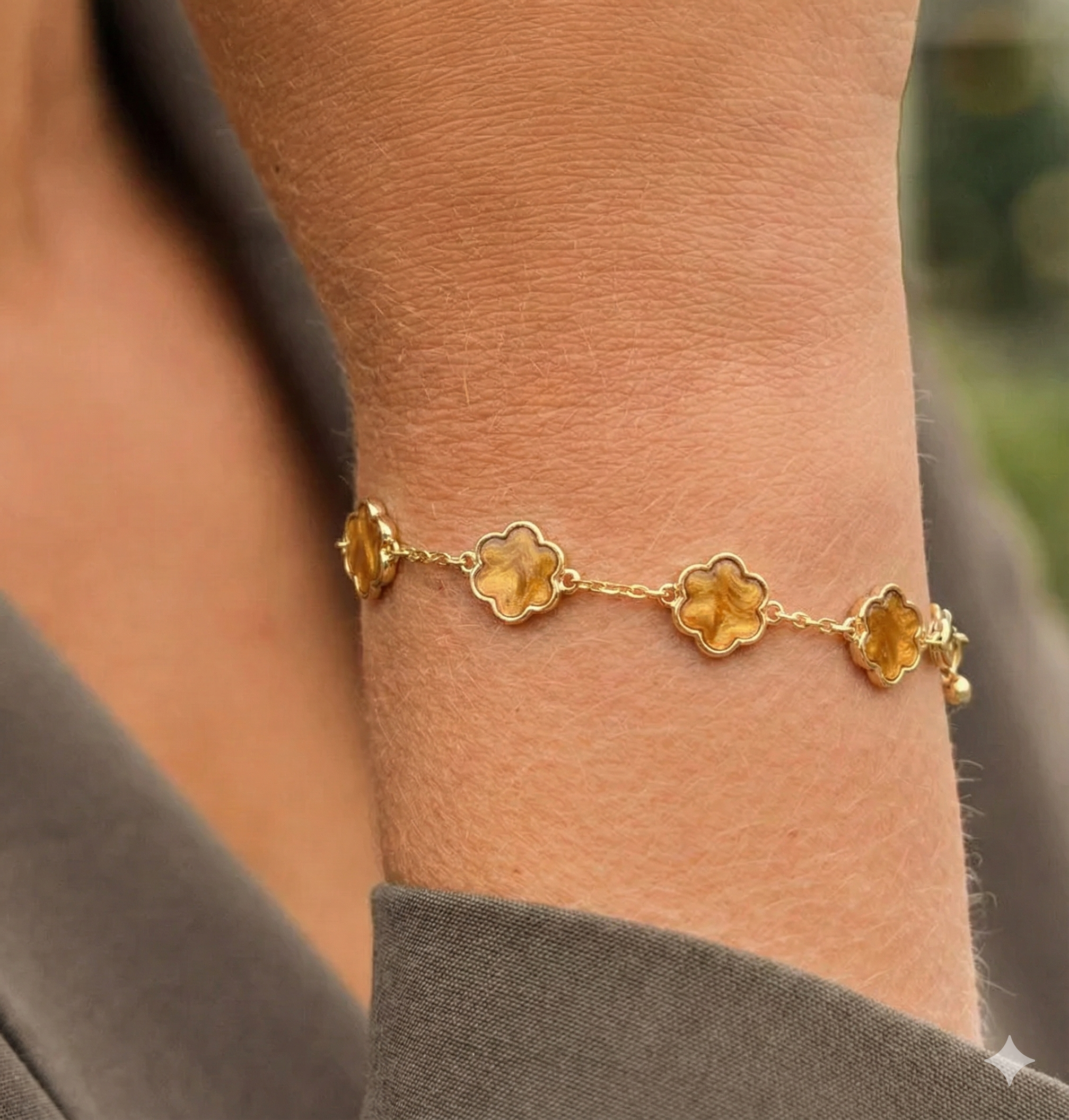 Gouden stainless steel Belle armband met bruine klavertjes vier bedeltjes om de pols