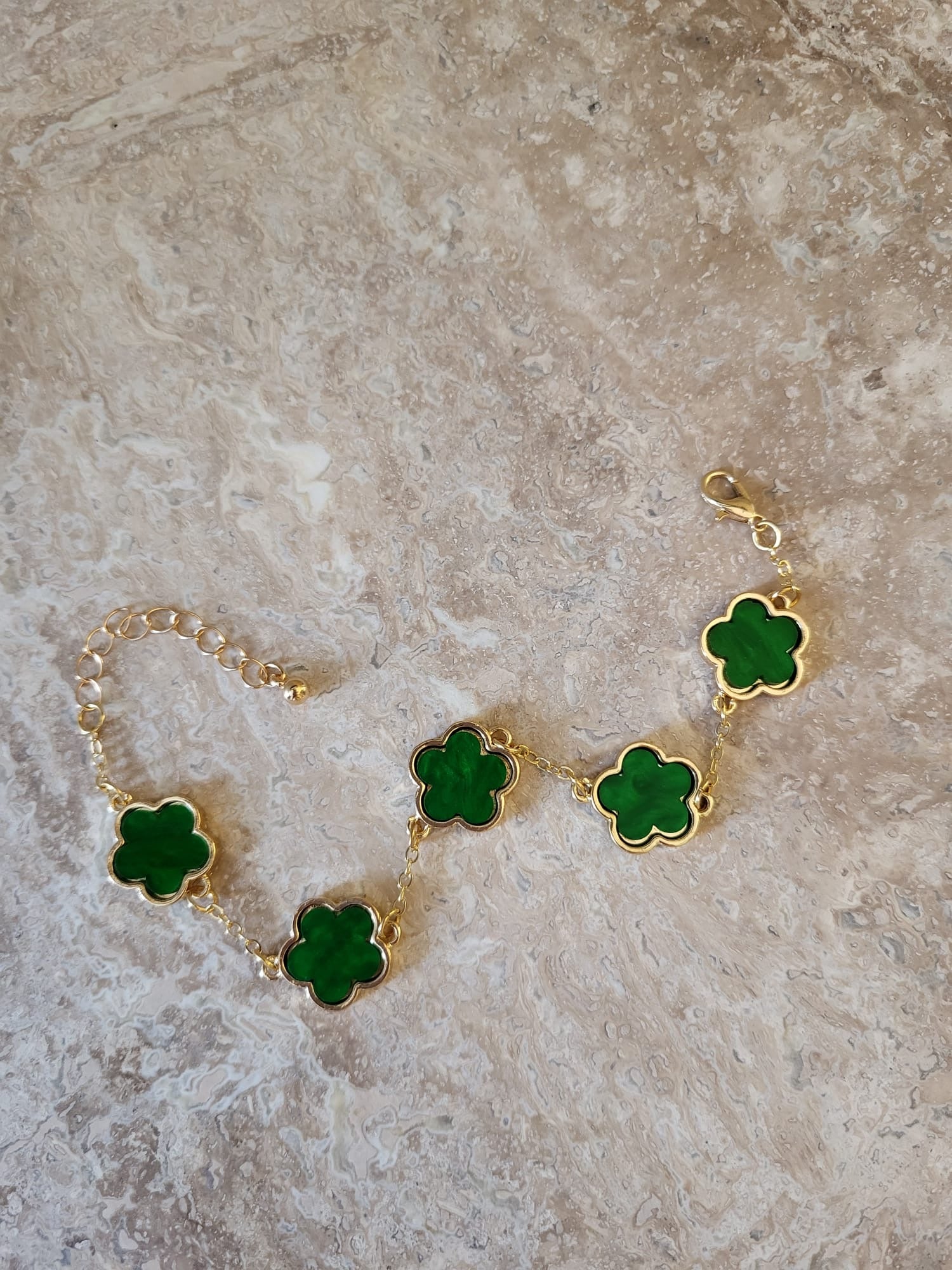Gouden Belle armband van roestvrij staal met groene klavervormige bedels, unieke fashion sieraden.