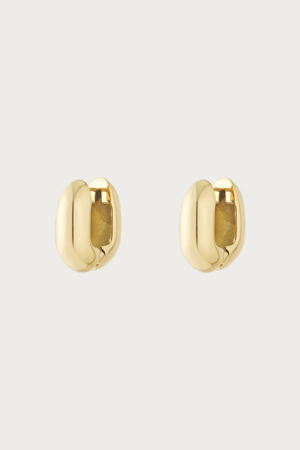 Glanzende gouden Big Hoop oorbellen van stainless steel, minimalistiche creolen sieraden voor dames.