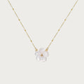 Goudkleurige stainless steel ketting met fijne schakel en parelmoer bloem hanger