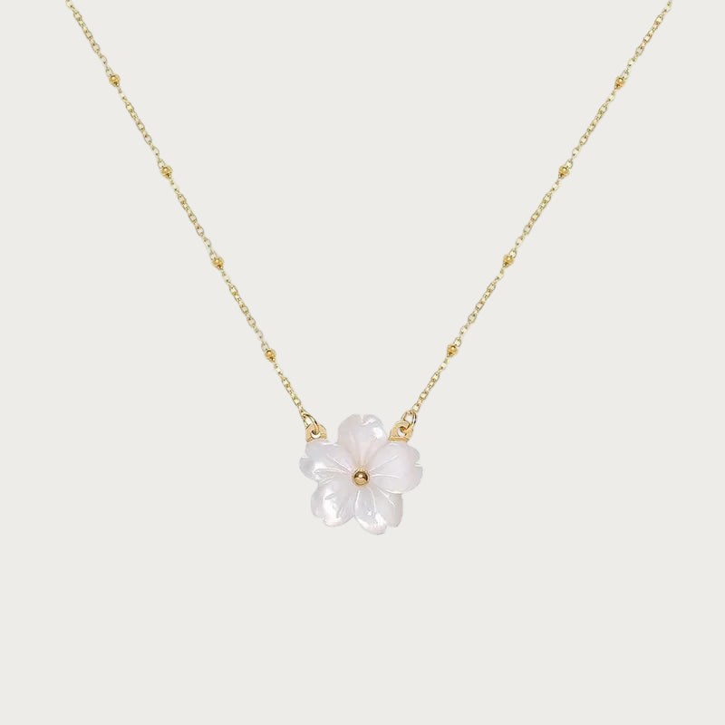 Goudkleurige stainless steel ketting met fijne schakel en parelmoer bloem hanger