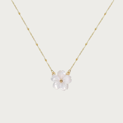 Goudkleurige stainless steel ketting met fijne schakel en parelmoer bloem hanger