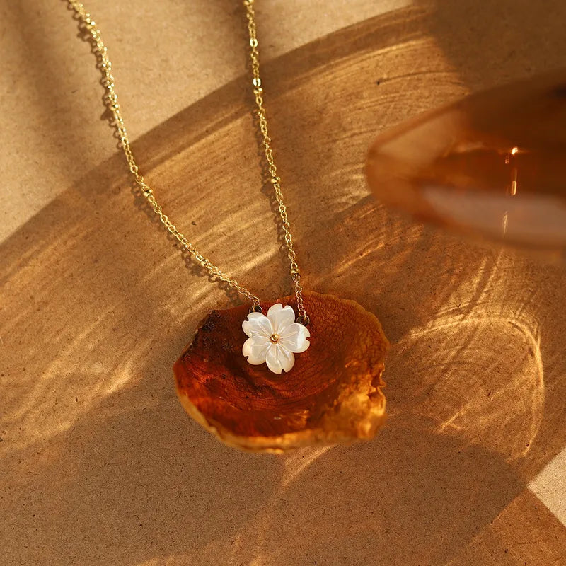 Gouden ketting met delicate witte bloem hanger van stainless steel, stijlvolle sieraden