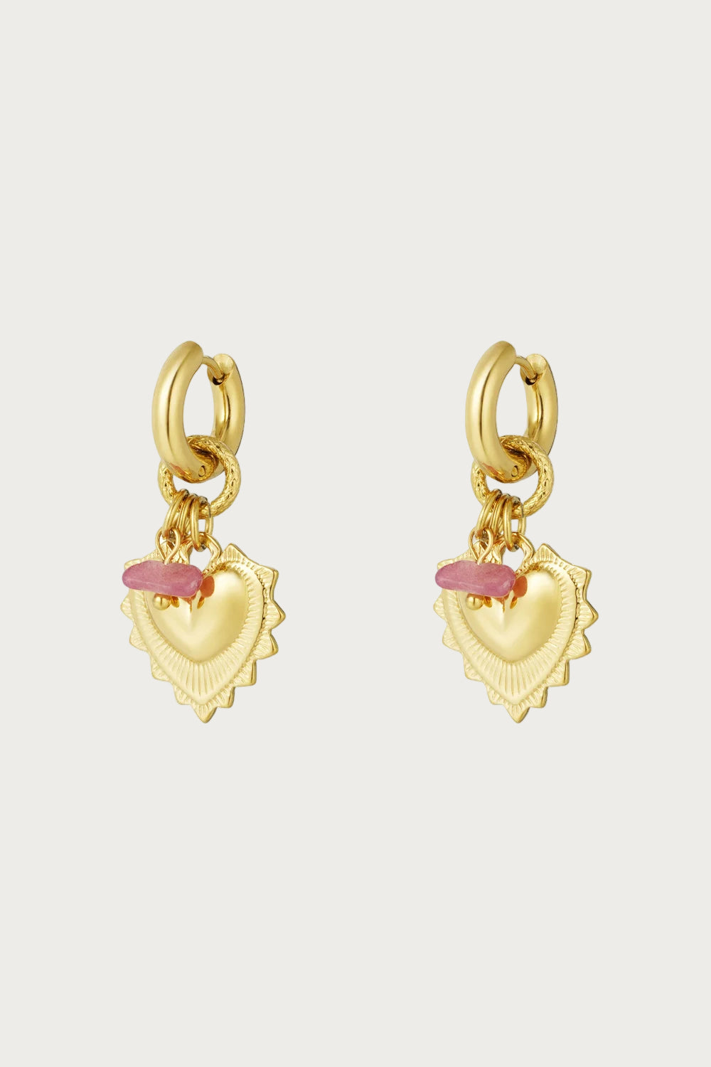 Gouden Bold Heart oorbellen van stainless steel met hart bedeltjes en kleine roze steentjes