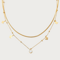 Gouden dubbele ketting van stainless steel met vlinder bedels en een ronde parelmoer hanger, elegant dames sieraad