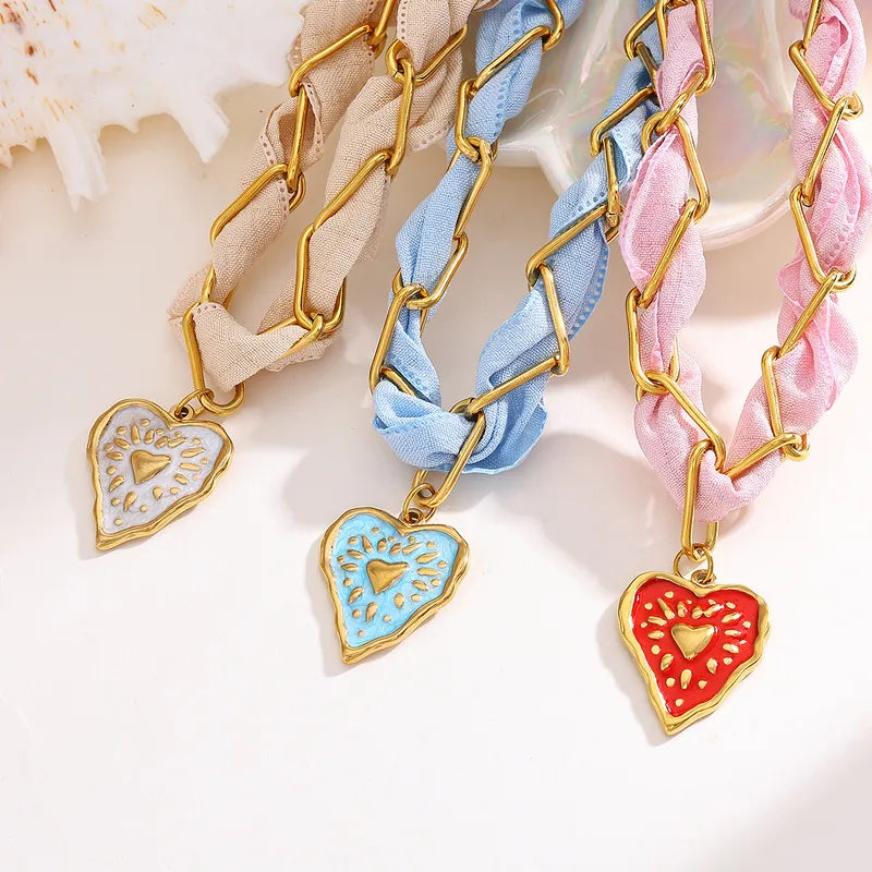 Celeste ketting roze met hartje, gouden stainless steel schakels en roze stof voor dames