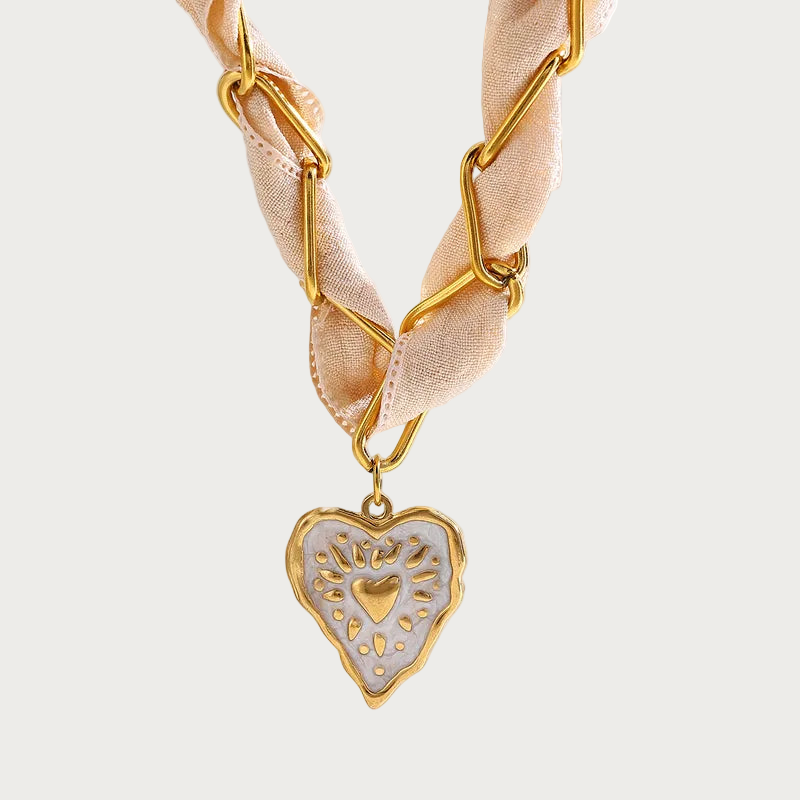Celeste ketting met beige lint, gouden schakels, en hartvormige hanger van roestvrij staal