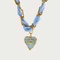 Celeste ketting - blauwe roestvrijstalen schakelketting met ingeweven lichtblauwe stof en hartjes hanger