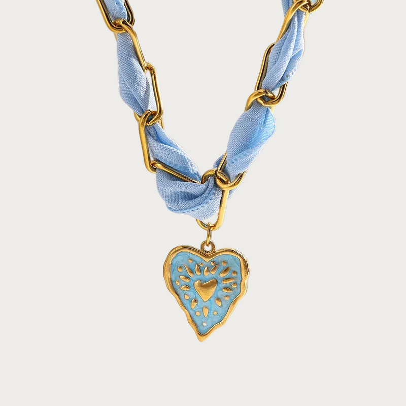 Celeste ketting - blauwe roestvrijstalen schakelketting met ingeweven lichtblauwe stof en hartjes hanger