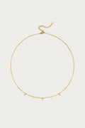 Goudkleurige stainless steel ketting met fijne schakels en hangerdetails, waaronder sleutels en strass steentjes