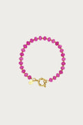 Fuchsia natuursteen kralen armband met gouden sluiting en details, elegant dames sieraad