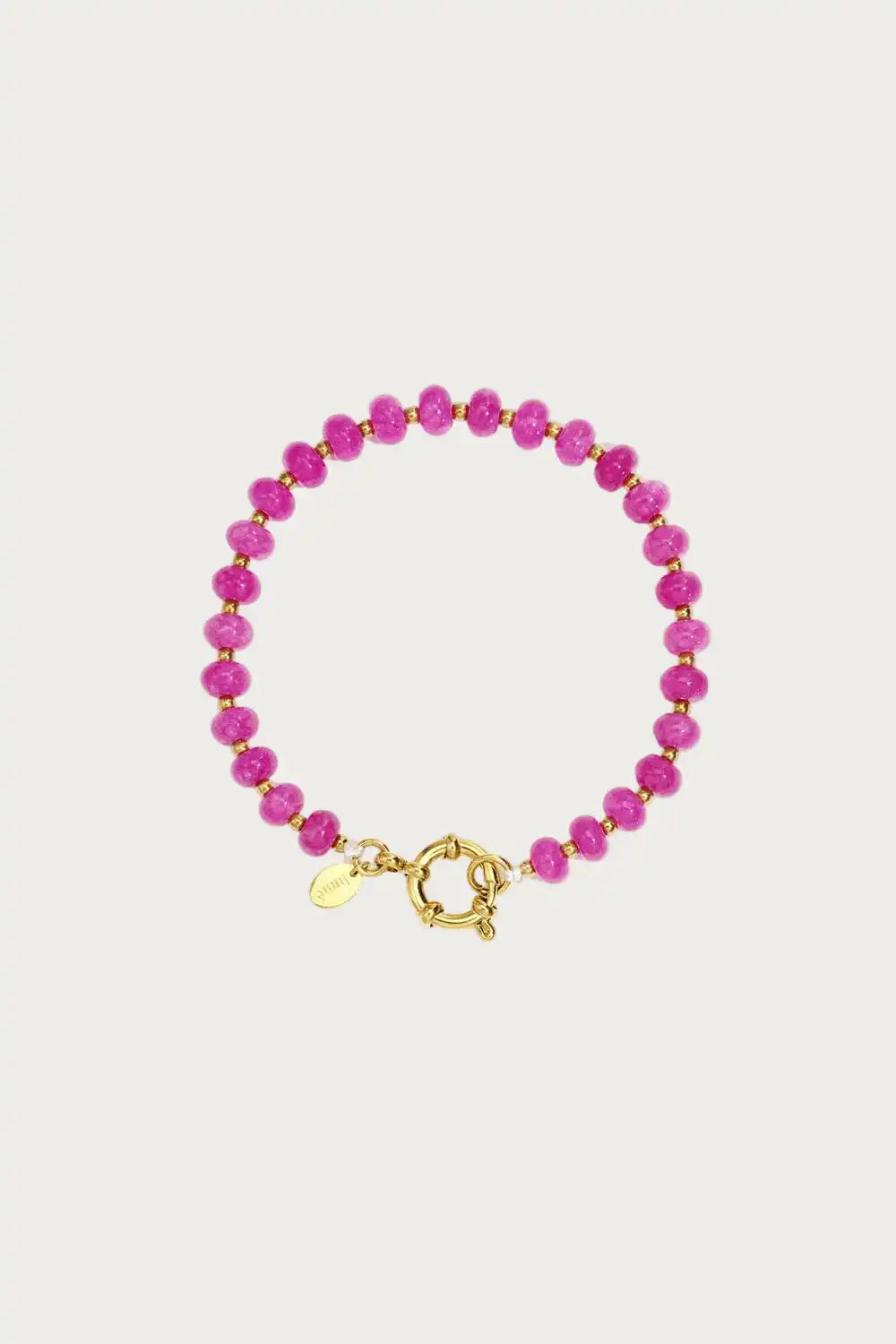 Fuchsia natuursteen kralen armband met gouden sluiting en details, elegant dames sieraad