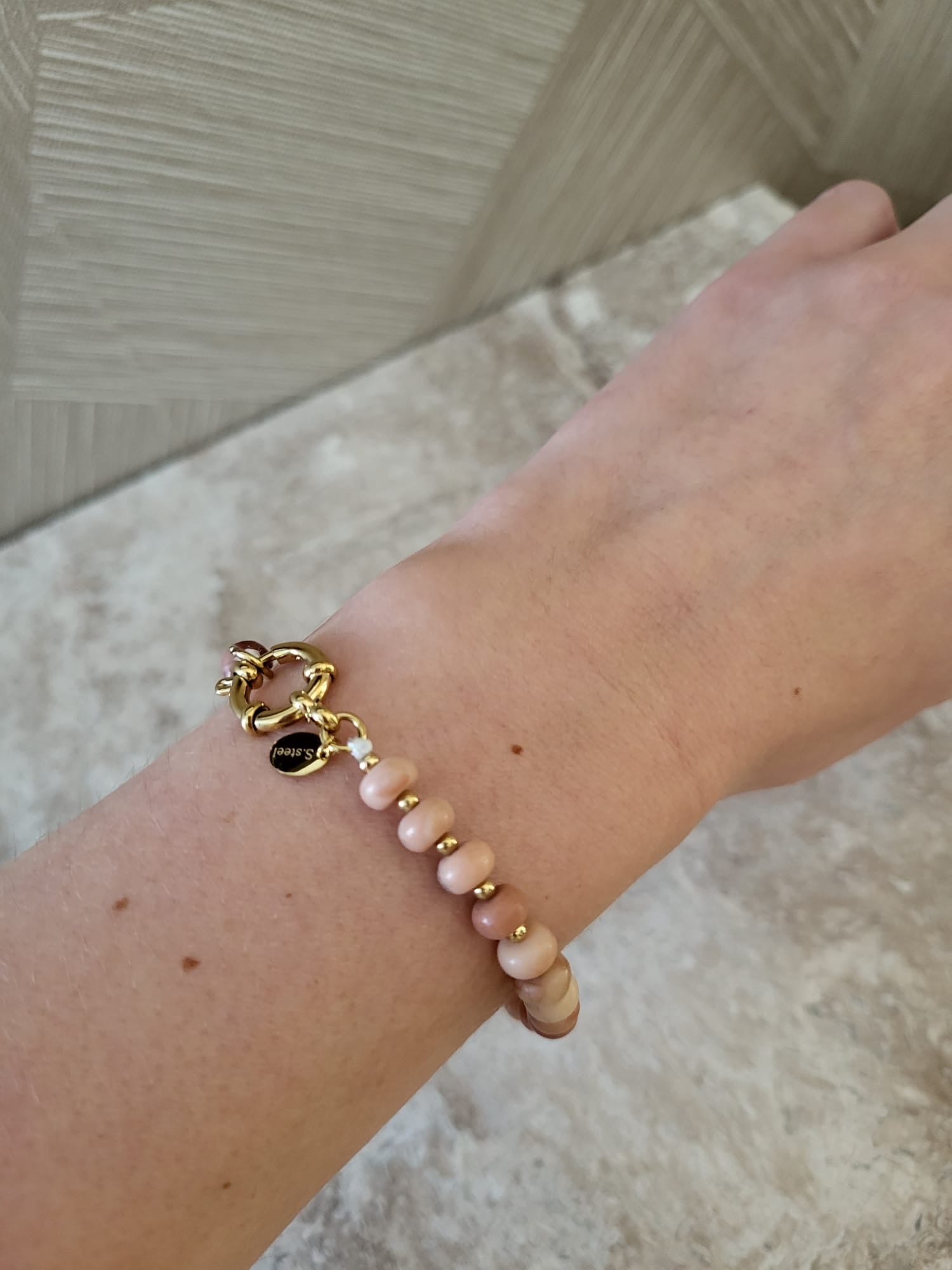 Clarisa armband met koraal natuursteen kralen en gouden sluiting perfect voor een elegante zomerlook